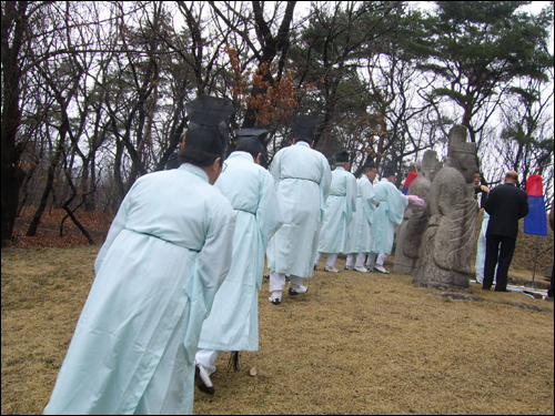 청사초롱 봉등을 앞세워 제관들이 청명제를 지내러 연산군 묘에 오르고 있다.  왕과 왕비는 황색 봉등을 쓴다. 